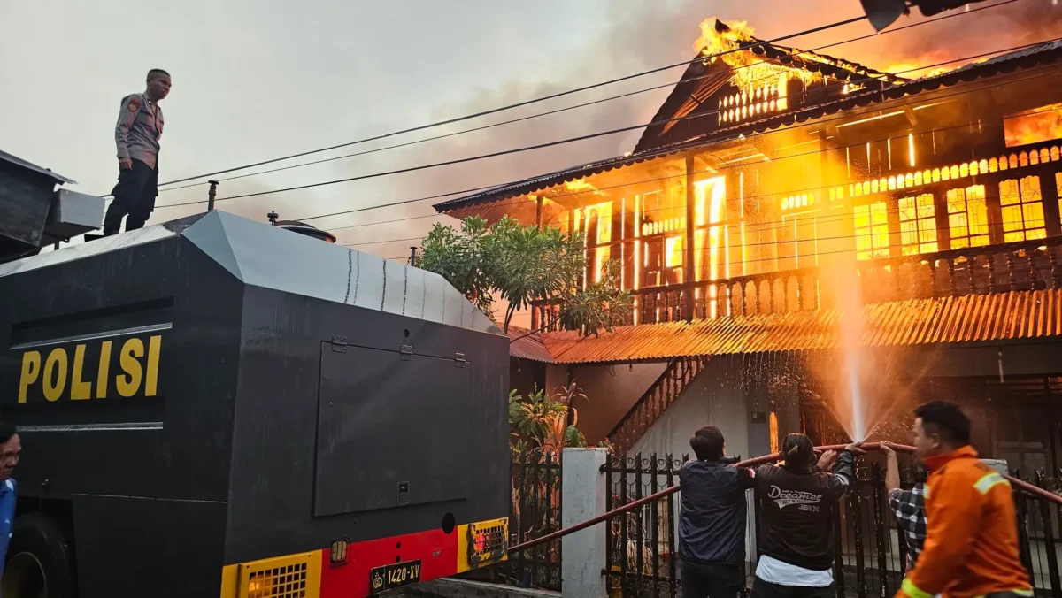 Kendaraan water cannon milik Polda Sulawesi Utara dikerahkan untuk membantu memadamkan kobaran api yang menghanguskan sejumlah rumah di kawasan Gang Sakura, Kelurahan Sario, Kecamatan Sario, Kota Manado, Senin (12/10/2026).