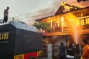 Kendaraan water cannon milik Polda Sulawesi Utara dikerahkan untuk membantu memadamkan kobaran api yang menghanguskan sejumlah rumah di kawasan Gang Sakura, Kelurahan Sario, Kecamatan Sario, Kota Manado, Senin (12/10/2026).