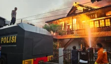 Kendaraan water cannon milik Polda Sulawesi Utara dikerahkan untuk membantu memadamkan kobaran api yang menghanguskan sejumlah rumah di kawasan Gang Sakura, Kelurahan Sario, Kecamatan Sario, Kota Manado, Senin (12/10/2026).
