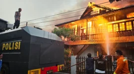 Kendaraan water cannon milik Polda Sulawesi Utara dikerahkan untuk membantu memadamkan kobaran api yang menghanguskan sejumlah rumah di kawasan Gang Sakura, Kelurahan Sario, Kecamatan Sario, Kota Manado, Senin (12/10/2026).