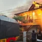 Kendaraan water cannon milik Polda Sulawesi Utara dikerahkan untuk membantu memadamkan kobaran api yang menghanguskan sejumlah rumah di kawasan Gang Sakura, Kelurahan Sario, Kecamatan Sario, Kota Manado, Senin (12/10/2026).
