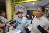 CEO PT Tambang Emas Sangihe (TMS), Terry Filbert, didampingi Direktur Legal PT TMS, Rico Pandeirot, saat mendatangi SPKT Polda Sulawesi Utara untuk melaporkan aktivitas penambangan emas tanpa izin di wilayah konsesi perusahaan di Kepulauan Sangihe, Senin (12/10/2026) malam.