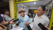 CEO PT Tambang Emas Sangihe (TMS), Terry Filbert, didampingi Direktur Legal PT TMS, Rico Pandeirot, saat mendatangi SPKT Polda Sulawesi Utara untuk melaporkan aktivitas penambangan emas tanpa izin di wilayah konsesi perusahaan di Kepulauan Sangihe, Senin (12/10/2026) malam.