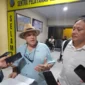 CEO PT Tambang Emas Sangihe (TMS), Terry Filbert, didampingi Direktur Legal PT TMS, Rico Pandeirot, saat mendatangi SPKT Polda Sulawesi Utara untuk melaporkan aktivitas penambangan emas tanpa izin di wilayah konsesi perusahaan di Kepulauan Sangihe, Senin (12/10/2026) malam.