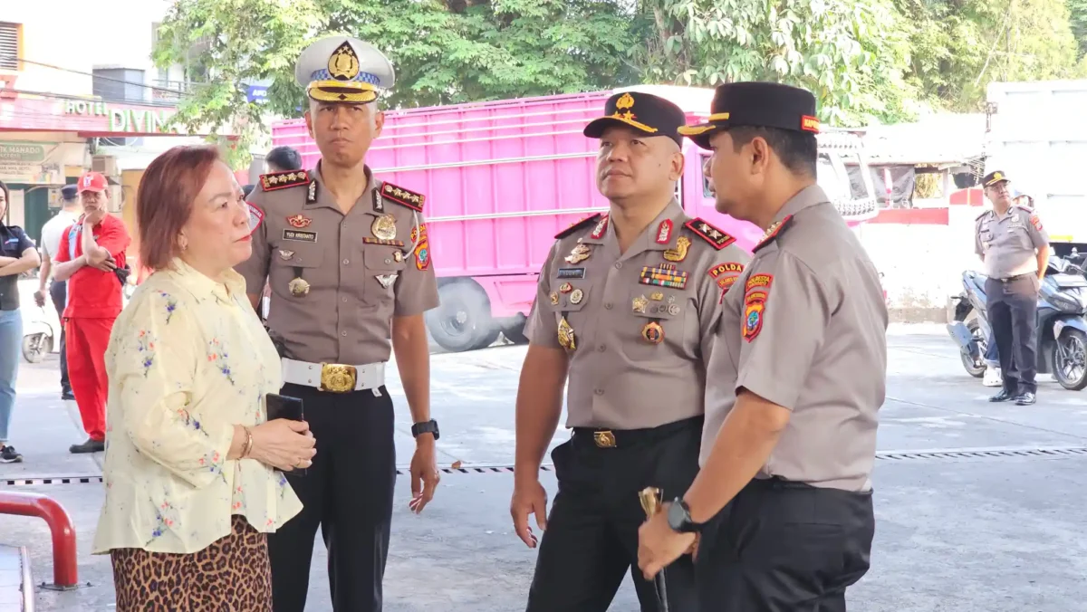 Kapolda Sulut Irjen Pol Yudo Hermanto didampingi pejabat utama Polda Sulut saat meninjau SPBU Sario, Manado, Senin (19/10/2026).