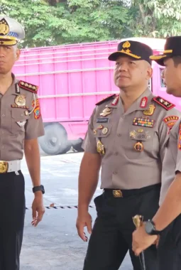 Kapolda Sulut Yudo Hermanto Tinjau SPBU Sario, Antrean BBM Mulai Terkendali