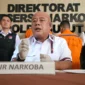 Kombes Pol Yandrie Makaminan saat menjelaskan pengungkapan dugaan peredaran narkotika sintetis jenis MDMB-4en PINACA di Mapolda Sulut.