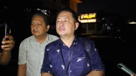 Kuasa hukum ESL, Doan Taga, SH., memberikan keterangan kepada awak media di Mapolda Sulawesi Utara, Kamis (29/10/26).