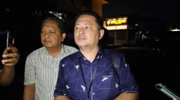 Kuasa hukum ESL, Doan Taga, SH., memberikan keterangan kepada awak media di Mapolda Sulawesi Utara, Kamis (29/10/26).