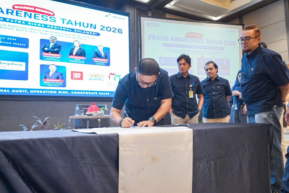 Tim Manajemen Pertamina Patra Niaga Regional Sulawesi bersama para narasumber dan jajaran Perwira melakukan penandatanganan komitmen anti-fraud dalam acara Fraud Awareness 2026 di Kota Makassar pada 29/09/26.