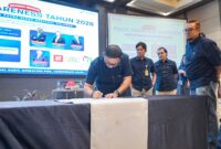Tim Manajemen Pertamina Patra Niaga Regional Sulawesi bersama para narasumber dan jajaran Perwira melakukan penandatanganan komitmen anti-fraud dalam acara Fraud Awareness 2026 di Kota Makassar pada 29/09/26.
