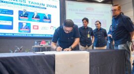 Tim Manajemen Pertamina Patra Niaga Regional Sulawesi bersama para narasumber dan jajaran Perwira melakukan penandatanganan komitmen anti-fraud dalam acara Fraud Awareness 2026 di Kota Makassar pada 29/09/26.