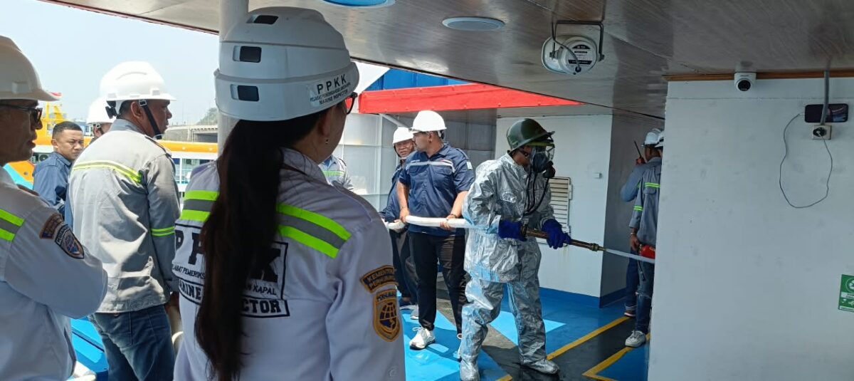 Petugas Marine Inspector KSOP Manado saat melakukan pengawasan dan simulasi darurat di atas kapal.