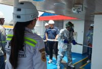 Petugas Marine Inspector KSOP Manado saat melakukan pengawasan dan simulasi darurat di atas kapal.