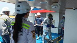 Petugas Marine Inspector KSOP Manado saat melakukan pengawasan dan simulasi darurat di atas kapal.