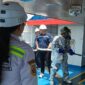Petugas Marine Inspector KSOP Manado saat melakukan pengawasan dan simulasi darurat di atas kapal.