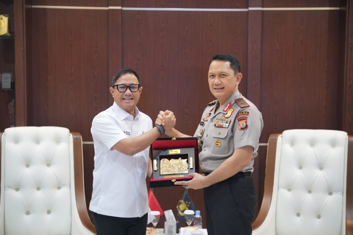 Executive General Manager Pertamina Patra Niaga Regional Sulawesi, Deny Sukendar, melakukan penyerahan cenderamata kepada Kapolda Gorontalo, Irjen Pol Drs. Widodo, S.H., M.H., dalam agenda audiensi di Gorontalo pada 30/09/26.