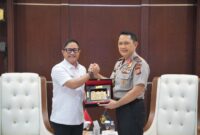 Executive General Manager Pertamina Patra Niaga Regional Sulawesi, Deny Sukendar, melakukan penyerahan cenderamata kepada Kapolda Gorontalo, Irjen Pol Drs. Widodo, S.H., M.H., dalam agenda audiensi di Gorontalo pada 30/09/26.