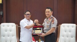 Executive General Manager Pertamina Patra Niaga Regional Sulawesi, Deny Sukendar, melakukan penyerahan cenderamata kepada Kapolda Gorontalo, Irjen Pol Drs. Widodo, S.H., M.H., dalam agenda audiensi di Gorontalo pada 30/09/26.