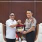 Executive General Manager Pertamina Patra Niaga Regional Sulawesi, Deny Sukendar, melakukan penyerahan cenderamata kepada Kapolda Gorontalo, Irjen Pol Drs. Widodo, S.H., M.H., dalam agenda audiensi di Gorontalo pada 30/09/26.