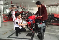 Ilustrasi pemeriksaan komponen sepeda motor di bengkel resmi AHASS.