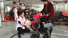Ilustrasi pemeriksaan komponen sepeda motor di bengkel resmi AHASS.