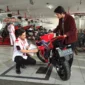 Ilustrasi pemeriksaan komponen sepeda motor di bengkel resmi AHASS.