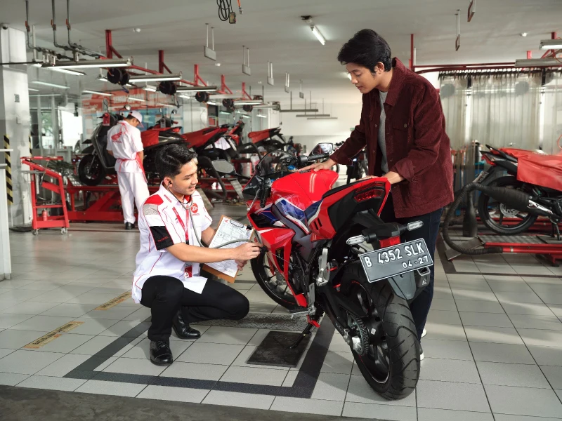 Ilustrasi pemeriksaan komponen sepeda motor di bengkel resmi AHASS.
