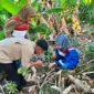 Tim gabungan Pertamina Patra Niaga AFT Hasanuddin, UPT Kebun Raya Pucak, dan KPH Cenrana saat melaksanakan penelusuran dan pengamatan langsung flora lokal dalam program Hutan Pertamina Hasanuddin di Kabupaten Bone, Sulawesi Selatan. (Dok. Istimewa/Pertamina Patra Niaga)
