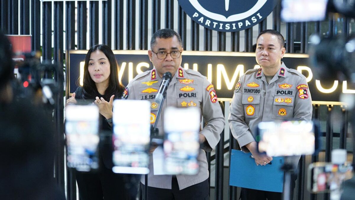Kadiv Humas Polri Irjen Pol. Johnny Eddizon Isir saat diwawancarai media di Jakarta terkait kebijakan mutasi terbaru.