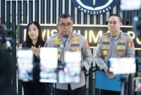 Kadiv Humas Polri Irjen Pol. Johnny Eddizon Isir saat diwawancarai media di Jakarta terkait kebijakan mutasi terbaru.