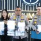 Kadiv Humas Polri Irjen Pol. Johnny Eddizon Isir saat diwawancarai media di Jakarta terkait kebijakan mutasi terbaru.