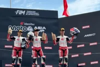 Pebalap muda binaan Astra Honda Motor, Muhammad Badly Ayatullah, merayakan keberhasilannya meraih podium ketiga pada putaran ketiga Idemitsu Moto4 Asia Cup 2026 di Mobility Resort Motegi, Jepang, Minggu (04/10/26).