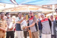 Pertamina Patra Niaga Regional Sulawesi menyalurkan bantuan 400 paket sembako kepada warga Kelurahan Kunjung Mae, Makassar.