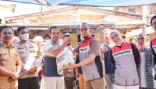 Pertamina Patra Niaga Regional Sulawesi menyalurkan bantuan 400 paket sembako kepada warga Kelurahan Kunjung Mae, Makassar.