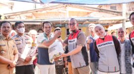 Pertamina Patra Niaga Regional Sulawesi menyalurkan bantuan 400 paket sembako kepada warga Kelurahan Kunjung Mae, Makassar.