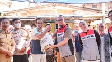 Pertamina Patra Niaga Regional Sulawesi menyalurkan bantuan 400 paket sembako kepada warga Kelurahan Kunjung Mae, Makassar.