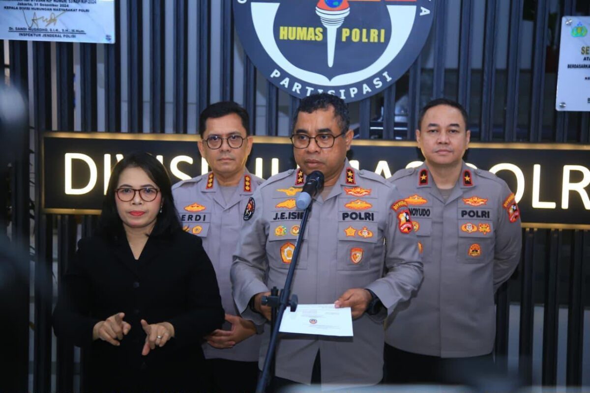 Kadiv Humas Polri Irjen Pol Johnny Eddizon Isir saat memberikan keterangan pers kepada awak media di Mabes Polri.