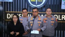 Kadiv Humas Polri Irjen Pol Johnny Eddizon Isir saat memberikan keterangan pers kepada awak media di Mabes Polri.