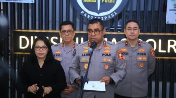 Kadiv Humas Polri Irjen Pol Johnny Eddizon Isir saat memberikan keterangan pers kepada awak media di Mabes Polri.