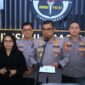 Kadiv Humas Polri Irjen Pol Johnny Eddizon Isir saat memberikan keterangan pers kepada awak media di Mabes Polri.