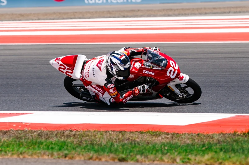 Pebalap binaan PT Astra Honda Motor, Bintang Pranata Sukma dan Resky Yusuf, saat berlaga di Idemitsu Moto4 Asia Cup 2026 di Pertamina Mandalika International Circuit, Nusa Tenggara Barat.