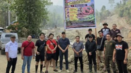 Polda Sulut bersama Dinas Kehutanan dan Satreskrim Polres Boltim memasang baliho imbauan pencegahan tambang ilegal di Desa Paret.