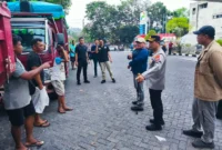 Kapolda Sulawesi Utara Irjen Pol Yudo Hermanto saat memantau antrean dan pengamanan pengisian BBM di sejumlah SPBU di Kota Manado.