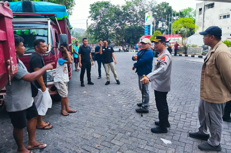 Kapolda Sulawesi Utara Irjen Pol Yudo Hermanto saat memantau antrean dan pengamanan pengisian BBM di sejumlah SPBU di Kota Manado.