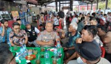 Kapolda Sulawesi Utara Irjen Pol Yudo Hermanto berdialog dengan pedagang dan komunitas pasar saat mengunjungi Pasar Bersehati, Manado, Kamis (22/10/2026).