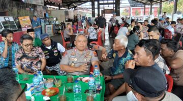 Kapolda Sulawesi Utara Irjen Pol Yudo Hermanto berdialog dengan pedagang dan komunitas pasar saat mengunjungi Pasar Bersehati, Manado, Kamis (22/10/2026).