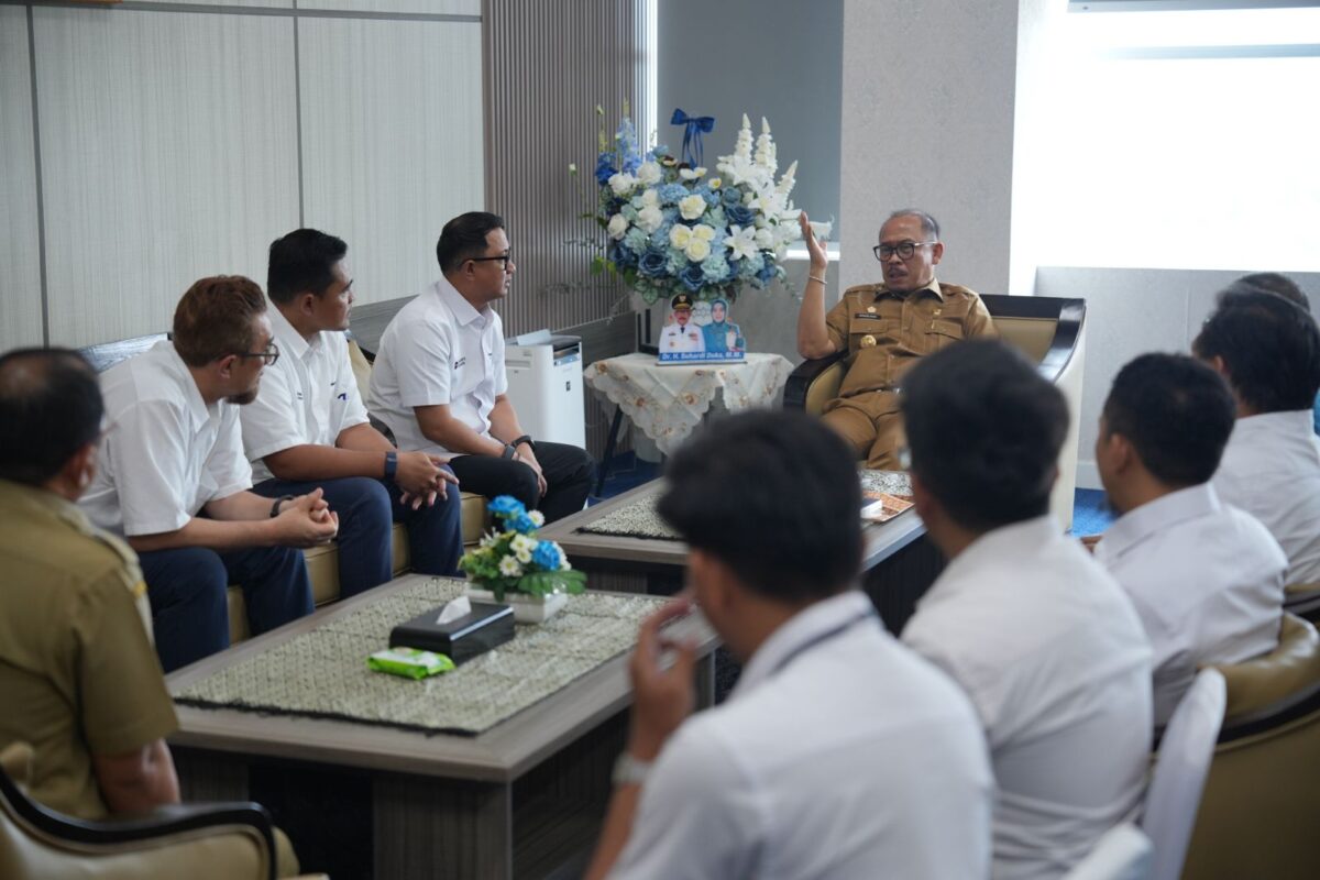 Pertamina Patra Niaga Regional Sulawesi memperkuat sinergi dengan Gubernur Sulawesi Barat Suhardi Duka untuk mendukung kelancaran penyaluran energi.