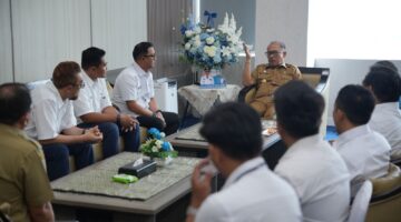 Pertamina Patra Niaga Regional Sulawesi memperkuat sinergi dengan Gubernur Sulawesi Barat Suhardi Duka untuk mendukung kelancaran penyaluran energi.