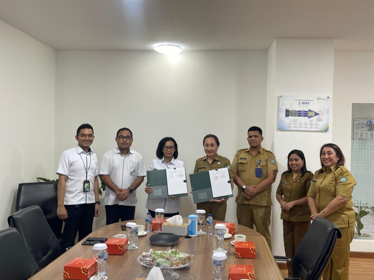 Pemerintah Kabupaten Kepulauan Sangihe bersama BPJS Ketenagakerjaan berfoto bersama usai menandatangani Perjanjian Kerja Sama (PKS) tentang perluasan perlindungan jaminan sosial bagi 5.000 pekerja informal di Kantor BPJS Ketenagakerjaan Manado, Senin (26/10/2026).